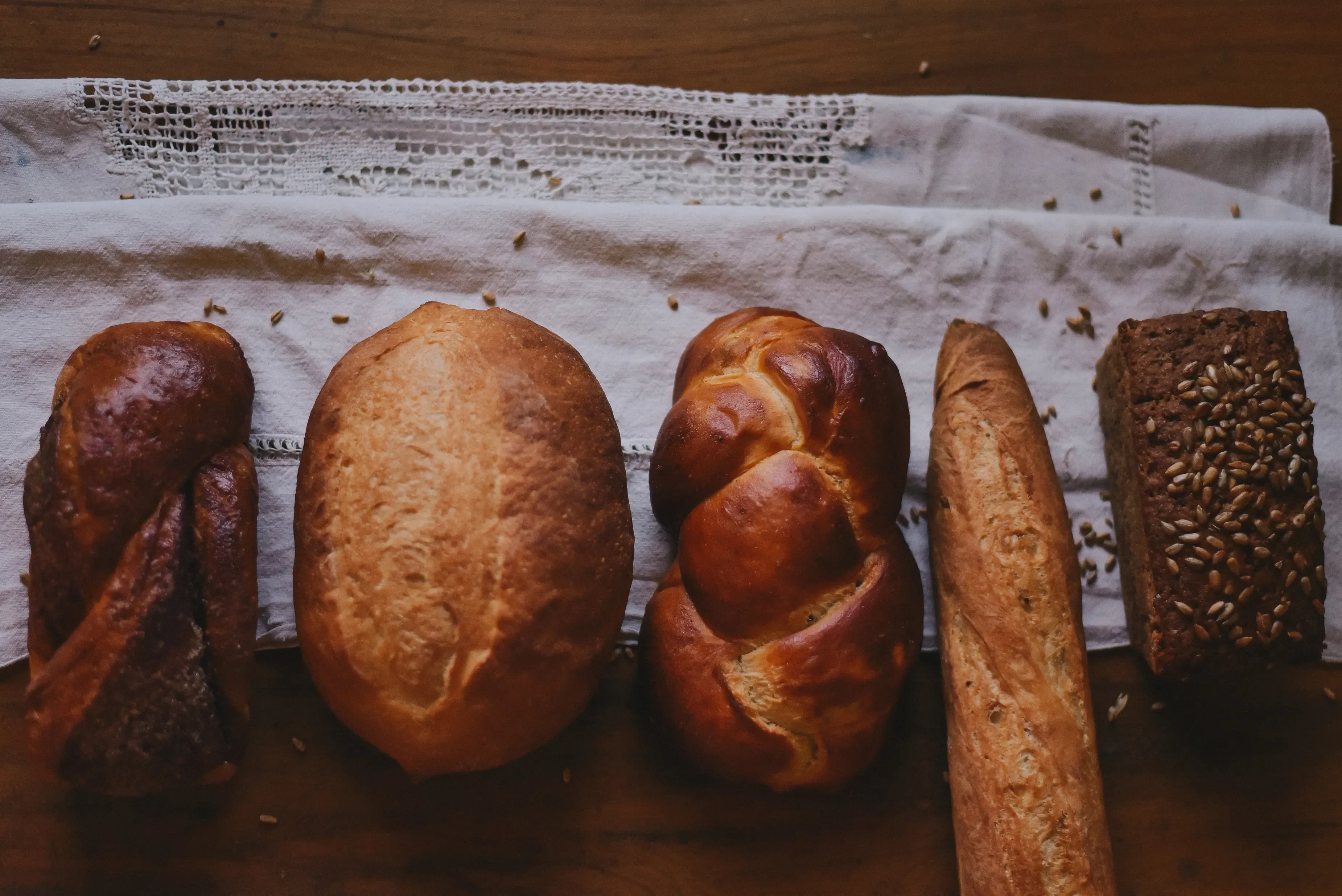 Du pain sur un torchon, prêt à être découpé en tartines